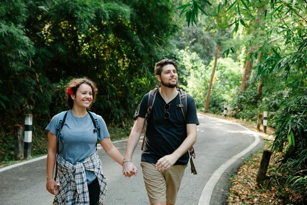 Comment organiser une randonnée sur le chemin de Compostelle depuis la France : conseils et étapes ?